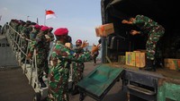 Koarmada II melepas KRI Oswald Siahaan-354 untuk mengirimkan bantuan dari berbagai instansi TNI Angkatan Laut dan elemen masyarakat guna meringankan beban bagi korban bencana gempa bumi yang terjadi di Sulawesi Barat. ANTARA FOTO/Moch Asim  