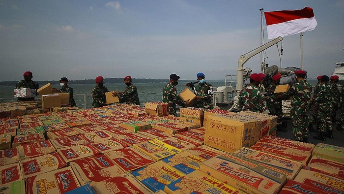 Bantuan Logistik Korban Gempa Sulbar Sejumlah pengungsi mengantri bantuan logistik yang terdampak gempa bumi di Mamuju, Sulawesi Barat, Kamis (21/1/2021). Pasca terjadinya longsor yang menutup jalan trans Sulawesi di Kabupaten Majene penyaluran logistik dari berbagai daerah di Sulawesi Selatan kini mulai lancar.