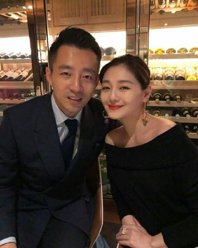 Barbie Hsu dan Wang menikah pada 22 Maret 2011. Keduanya belum lama ini baru saja merayakan hari jadi pernikahan mereka yang ke-10. Foto: instagram