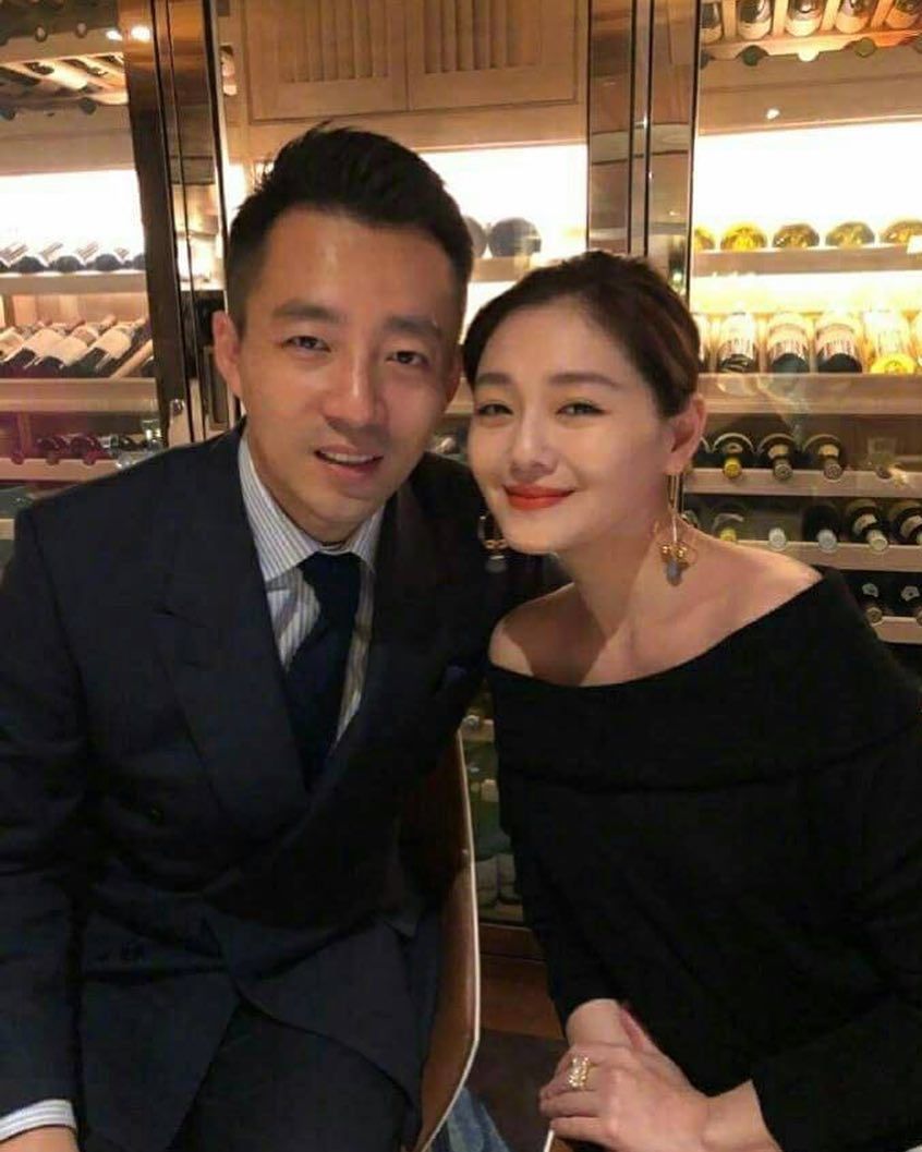 Barbie Hsu sendiri sudah menikah dengan seorang taipan asal China, Wang Xiaofei.