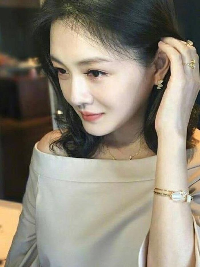Barbie Hsu sendiri sudah menikah dengan seorang taipan asal China, Wang Xiaofei.