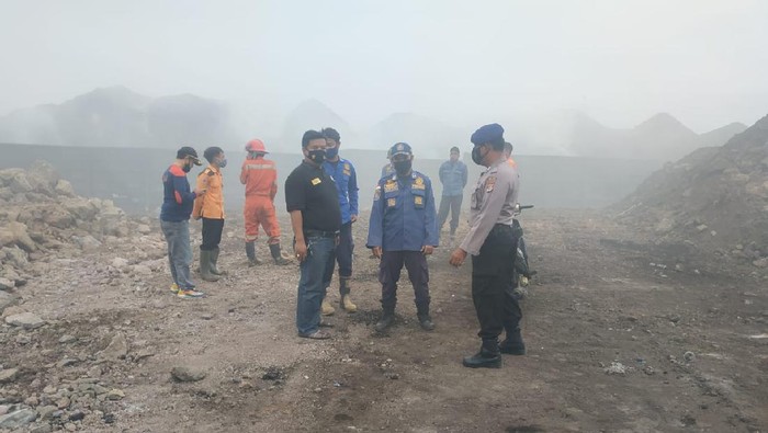 Batu Bara di Atas Kapal Tongkang Terbakar di Cilegon