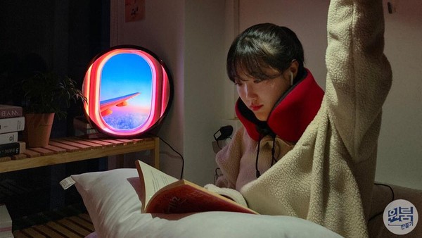 Walau hanya sebatas imajinasi berada di dalam pesawat. Setidaknya lampu ini bisa mengobati rasa rindu traveler. (One room making) Walau hanya sebatas imajinasi berada di dalam pesawat. Setidaknya lampu ini bisa mengobati rasa rindu traveler. (One room making)
