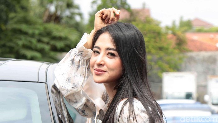 Dewi Perssik saat ditemui di kawasan gedung Trans TV.