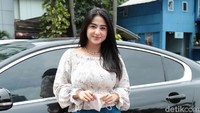 Wanita yang sudah tiga kali menikah itu pun menyebutkan jika waktu dirinya sakit banyak yang membantunya, sehingga ia ingin membantu pasien COVID-19 lainnya. Pool/Noel/detikFoto