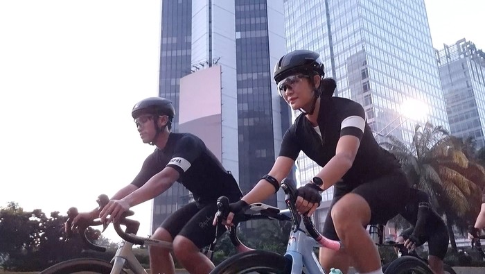 Dian Sastrowardoyo dan Maulana Indraguna melakukan Epic Couple Riding dipotret dengan Samsung Galaxy S21 Ultra 5G