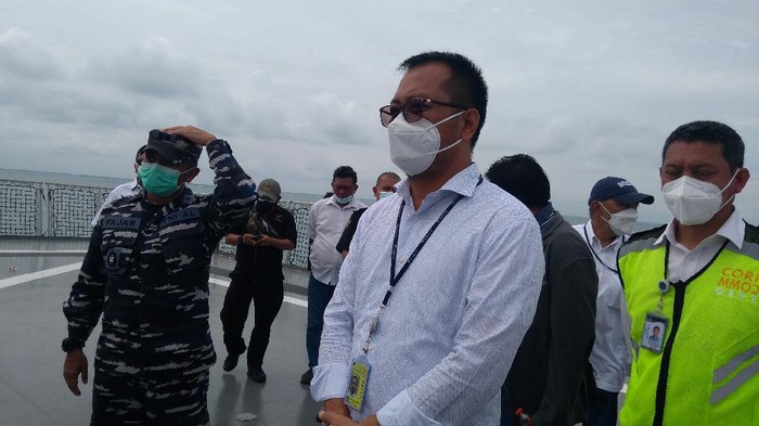 Dirut Sriwijaya Air Jefferson Irwin Jauwena saat tabur bunga bersama keluarga korban SJ182 (Foto: Adhyasta/detikcom)