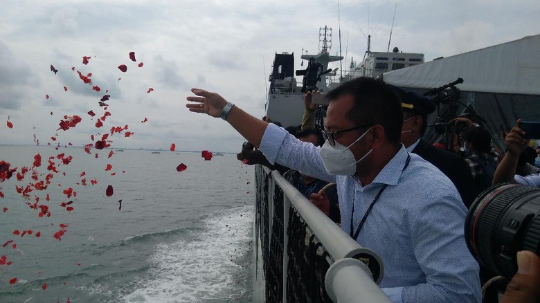 Dirut Sriwijaya Air Jefferson Irwin Jauwena saat tabur bunga bersama keluarga korban SJ182 (Foto: Adhyasta/detikcom)