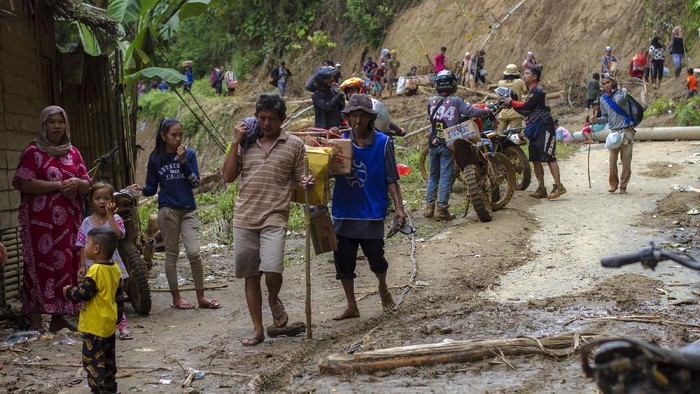 DISTRIBUSI LOGISTIK BANTUAN KE DESA PEDALAMAN MERATUS Relawan menggunakan mobil jip mengantarkan logistik bantuan korban bencana tanah longsor menuju ke Desa Arangani, di Kecamatan Hantakan, Kabupaten Hulu Sungai Tengah, Kalimantan Selatan, Jumat (22/1/2021). Sebanyak dua desa, enam dusun di Kecamatan Hantakan pedalaman meratus masih sulit untuk di akses akibat tanah longsor yang masih menutup jalan utama ke desa tersebut. ANTARA FOTO/Bayu Pratama S/hp.