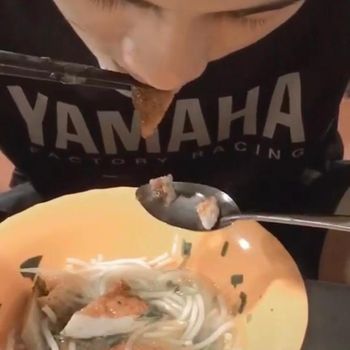Duh! Pria Ini Rela Potong Makanan Pakai Gigi Untuk Sang Kekasih