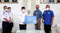 Eddy Soeparno secara simbolis menyerahkan bantuan lampu penerangan jalan kepada Herman Suherman di Pendopo Kabupaten Cianjur.