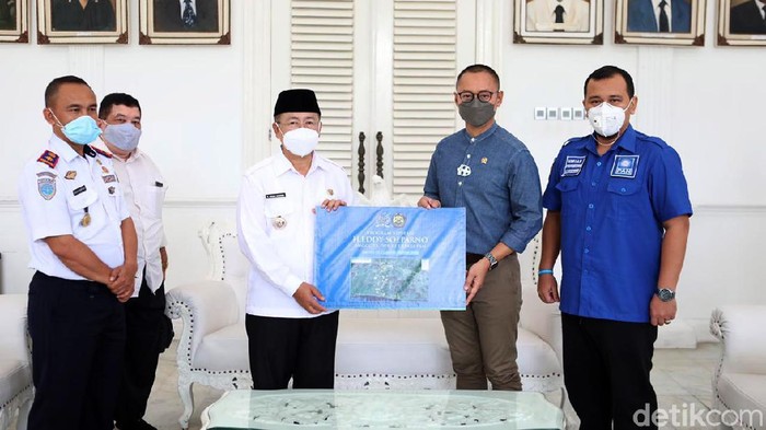 Masih banyaknya jalan yang gelap tanpa lampu penerangan di Cianjur menjadi salah satu penyebab kecelakaan maupun kriminalitas. Selain itu masih banyak desa di Cianjur Selatan yang tertinggal dan gelap gulita. Situasi itulah yang membuat Anggota DPR RI Dapil Cianjur yang juga Sekjen PAN Eddy Soeparno merealisasikan bantuan lampu jalan berbasis tenaga surya demi meratanya terang di Cianjur