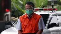 Edhy Prabowo datang dengan memakai rompi tahanan, face shield, dan masker. Tangannya juga diborgol.