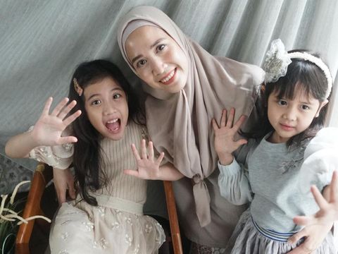 Fanny Fabriana bersama kedua putrinya