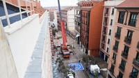 Teknisi dan petugas pemadam kebakaran mengevaluasi kerusakan akibat ledakan di Madrid, Spanyol, Kamis (21/1/2021).