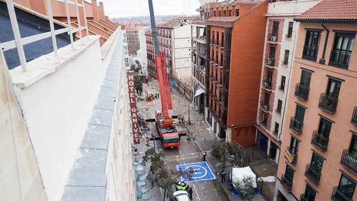 Gas Meledak di Madrid, 4 Orang Tewas MADRID, SPAIN - JANUARY 21: Technicians and firefighters evaluate the damage caused after six floors collapsed on a building after a large explosion on Toledo Street in central Madrid on January 21, 2021 in Madrid, Spain. Four people died and eleven people were injured by a powerful gas explosion at a residential building belonging to La Paloma Catholic Parish yesterday. (Photo by Carlos Alvarez/Getty Images)