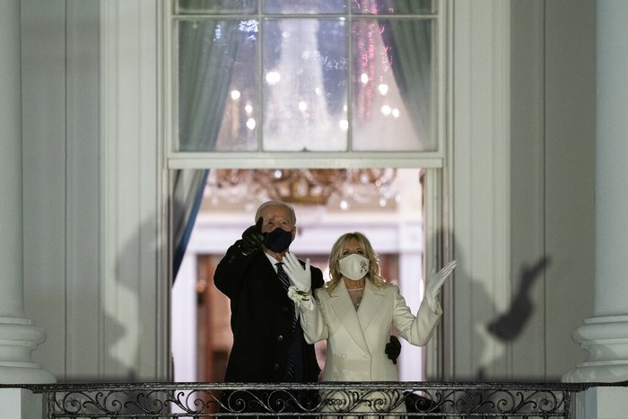 Gaya Jill Biden di Inaugurasi Joe Biden President Joe Biden and first lady Jill Biden watch fireworks from the White House, Wednesday, Jan. 20, 2021, in Washington. (AP Photo/Evan Vucci)