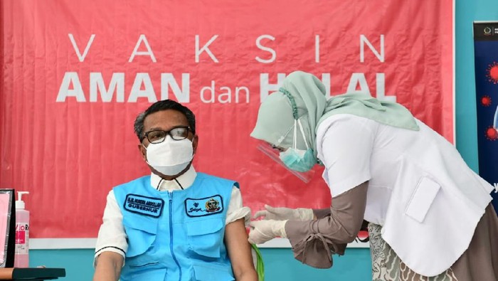 Gubernur Sulsel Nurdin Abdullah saat disuntik vaksin (dok. Istimewa).