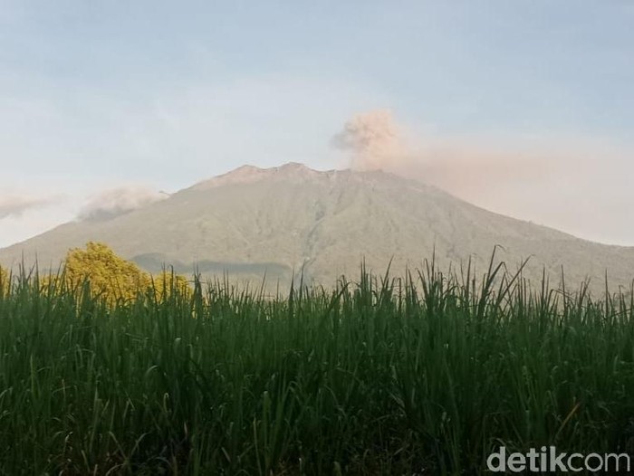 Gunung Raung erupsi dan masih mengeluarkan asap kelabu. Pos Pengamatan Gunung Api (PPGA) menilai, erupsi yang terjadi belum membahayakan masyarakat sekitar.