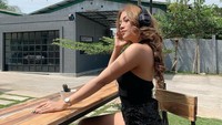 Meski kini kerap berpose seksi, Hani Putri mengaku masih kagok di depan kamera. (Foto: dok. Instagram @Haniputri88) 