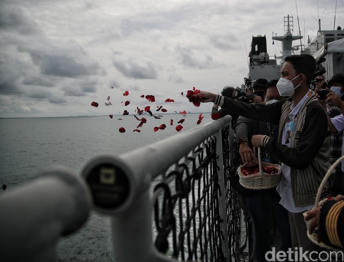 Keluarga korban dan pihak maskapai pilot menaburkan bunga dari atas Kapal KRI Semarang-594, di kawasan Perairan Kepulauan Seribu, Jumat (22/1).