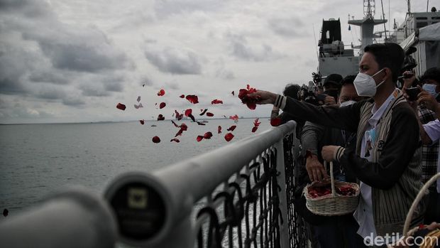 Keluarga korban dan pihak maskapai pilot menaburkan bunga dari atas Kapal KRI Semarang-594, di kawasan Perairan Kepulauan Seribu, Jumat (22/1).