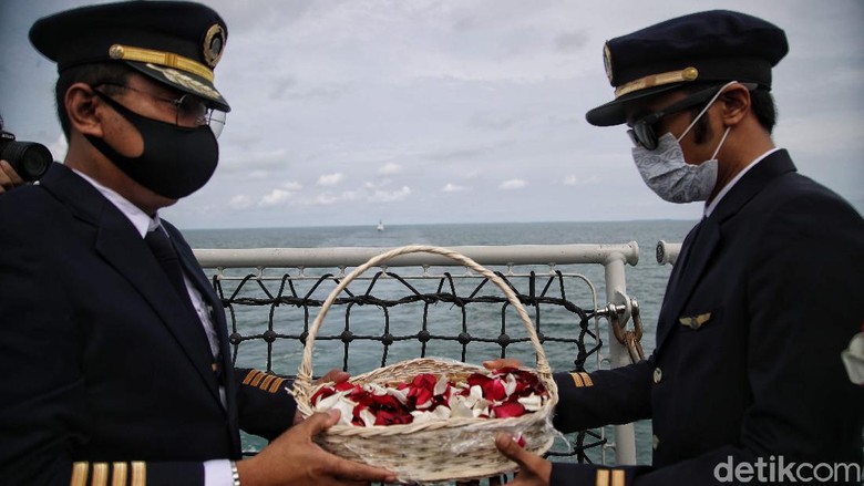 Keluarga korban dan pihak maskapai pilot menaburkan bunga dari atas Kapal KRI Semarang-594, di kawasan Perairan Kepulauan Seribu, Jumat (22/1).