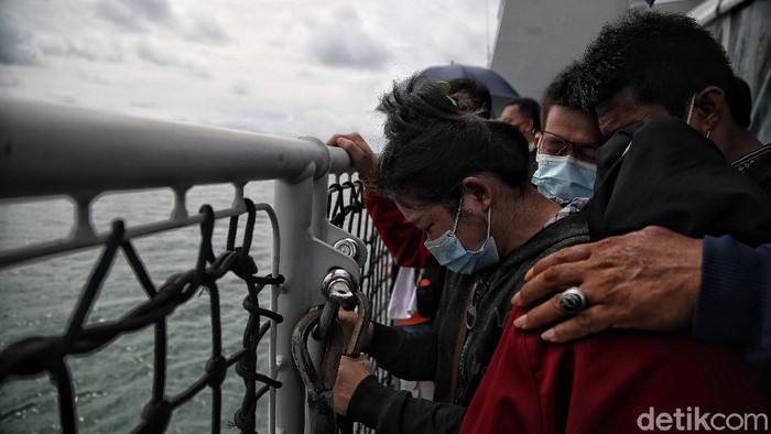 Keluarga korban dan pihak maskapai pilot menaburkan bunga dari atas Kapal KRI Semarang-594, di kawasan Perairan Kepulauan Seribu, Jumat (22/1).