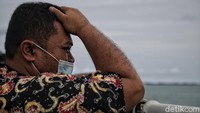 Proses penaburan bunga selesai pada pukul 10.05 WIB. KRI Semarang kembali melaju menuju JICT II. Hingga saat ini terpantau masih banyak keluarga korban yang termenung sambil bersedih.  