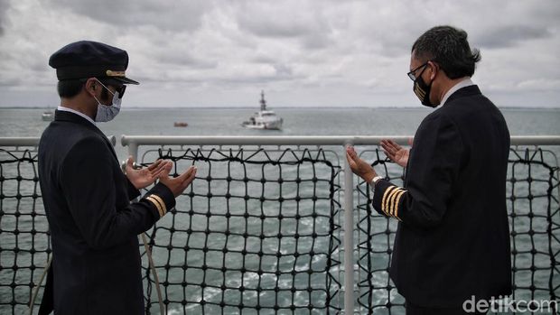 Keluarga korban dan pihak maskapai pilot menaburkan bunga dari atas Kapal KRI Semarang-594, di kawasan Perairan Kepulauan Seribu, Jumat (22/1).