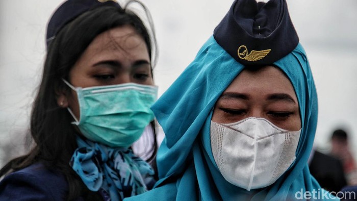 Keluarga korban dan pihak maskapai pilot menaburkan bunga dari atas Kapal KRI Semarang-594, di kawasan Perairan Kepulauan Seribu, Jumat (22/1).