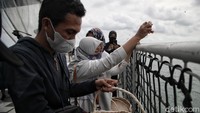 Keluarga korban dan pihak maskapai pilot menaburkan bunga dari atas Kapal KRI Semarang-594, di kawasan Perairan Kepulauan Seribu, Jumat (22/1).    