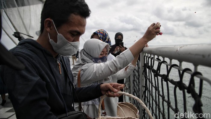 Keluarga korban dan pihak maskapai pilot menaburkan bunga dari atas Kapal KRI Semarang-594, di kawasan Perairan Kepulauan Seribu, Jumat (22/1).