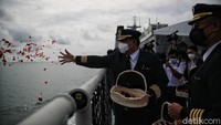 Pantauan detikcom, Jumat (22/1/2021), tabur bunga dimulai pada pukul 09.32 WIB. Kegiatan ini dilakukan setelah doa bersama untuk para korban yang telah meninggal dunia.  