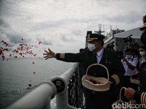 Haru! Prosesi Tabur Bunga di Lokasi Jatuhnya SJ182 Diiringi Isak Tangis