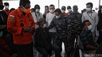 KRI Semarang, yang membawa sejumlah perwakilan keluarga korban jatuhnya pesawat Sriwijaya Air SJ182, telah tiba di lokasi penaburan bunga.   