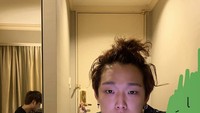 Bobby iKON juga sering membagikan momen kulinernya. Leader dari iKON ini terlihat sedang makan pizza pepperoni dengan lahap. Foto: iKON SNS