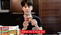 Yunhyeong juga pernah memasak Indomie goreng. Indomie itu ia jadikan campuran tteokbokki dan kimbab. Foto: iKON SNS