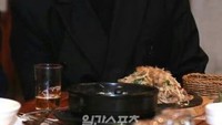 Di salah satu program acara, Junhoe juga terlihat menikmati hidangan Korea. Ada japchae di sana. Foto: iKON SNS