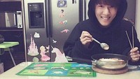Beda lagi dengan Donhyuk iKON, momen kulinernya terlihat saat makan di rumah saudaranya. Junhoe makan nasi goreng kimchi saat itu. Foto: iKON SNS