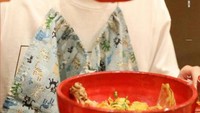 Jinhwan iKON salah satu member yang populer. Momen kulinernya juga sering terlihat, seperti momen makan sup ini. Ia terlihat menyukainya. Foto: iKON SNS