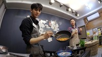 Momen kuliner Yunhyeong iKON sering ia bagikan di channel YouTube miliknya. Pria berusia 26 tahun ini sangat suka masak. Begini gaya kerennya saat sedang masak! Foto: iKON SNS