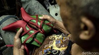Biasanya event organizer hingga asisten artis memesan sepatu di sini.