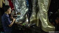 Selain sepatu artis, di sini juga dapat memproduksi sepatu dengan jumlah banyak lho.