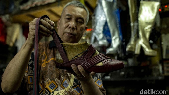 Industri rumahan Pernas Shoes tetap eksis memproduksi sepatu custom. Bahkan industri rumahan yang terletak di Setiabudi, Jakarta, ini juga melayani sepatu untuk artis.