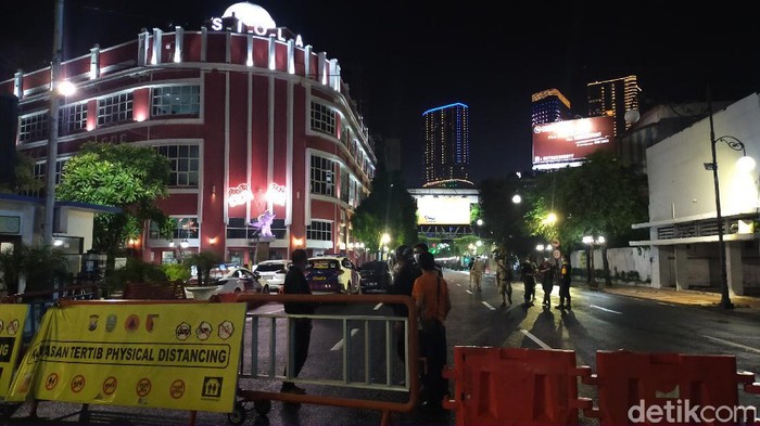 Jalan Tunjungan dan Darmo dijadikan kawasan physical distancing malam ini. Pemkot Surabaya bersama polisi menutupnya hingga besok pagi.