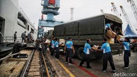 Selain barang berupa sembako atau pakaian, Jalasenastri juga mengirim masker. Pasalnya, pandemi COVID-19 masih terus melanda.