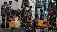 Prajurit TNI AL menaikkan bantuan ke atas KRI Banda Aceh.