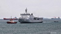 KRI Banda Aceh yang mengangkut bantuan berangkat menuju Sulawesi Barat dan Kalimantan Selatan