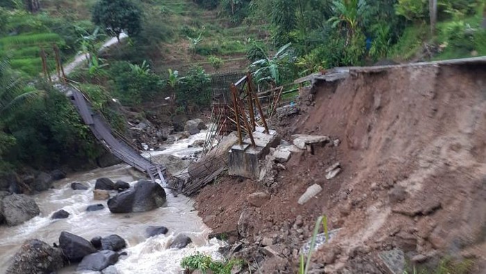 Jembatan di Cianjur ambruk.